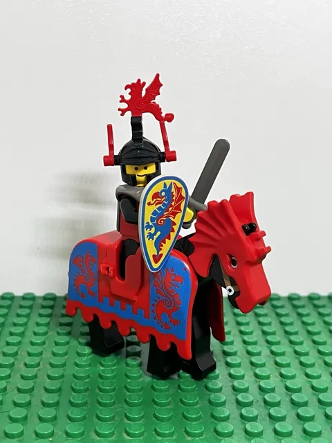 LEGO Knight Castle Minifigure Red Dragon Plumes 6086 Black Horse Barding