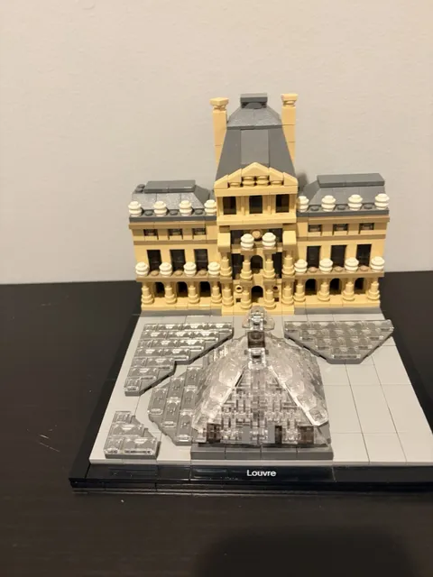 LEGO ARCHITECTURE: Louvre (21024), 2015
