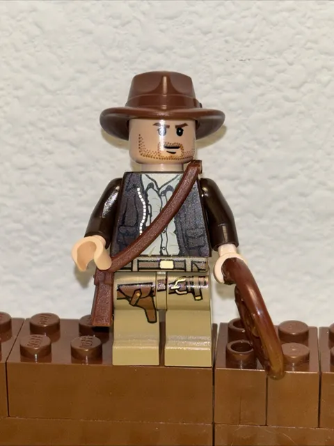 Lego Indiana Jones Minifigure - Dark Brown Jacket Closed Mouth IAJ001 w/ Whip
