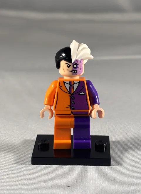 LEGO Two-Face Minifigure - 6864 Batman II - Batmobile Chase ***NEAR MINT