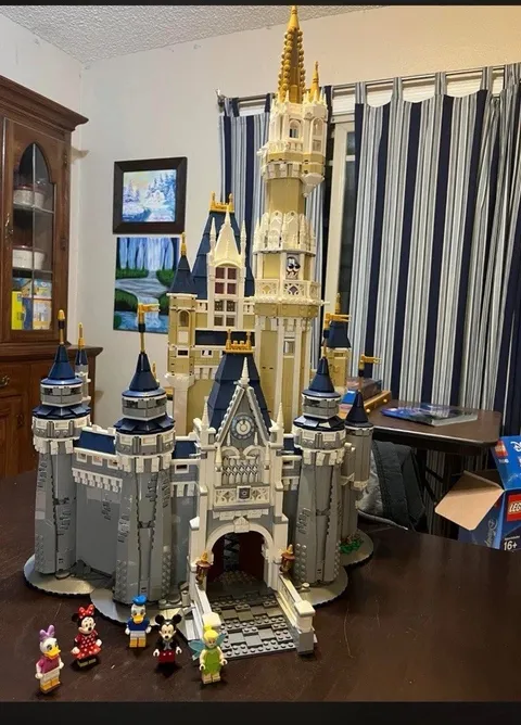 LEGO Disney: Disney Castle 71040 | Retired | 100% Complete Set /NO BOX