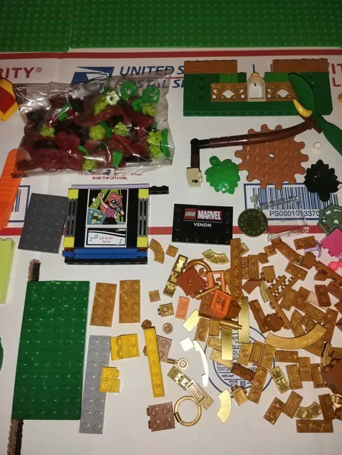 Lot - LEGOS - MIX - CARS - MINIIFIGS -  (8) GREEN BASEPLATES STAR WARS BATMAN...