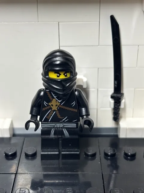 LEGO - Cole - The Golden Weapons 2011 NINJAGO Minifigure w/ staff NEW & MINT