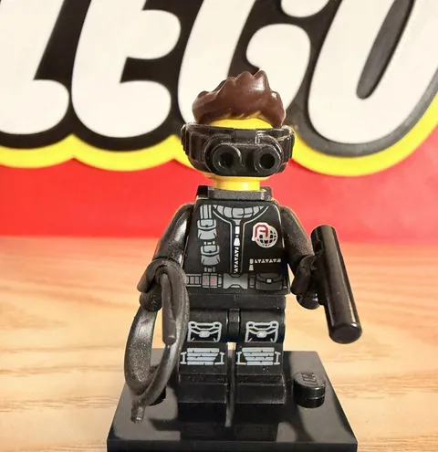 Lego CMF Series 16 Spy Minifigure With Accessories 