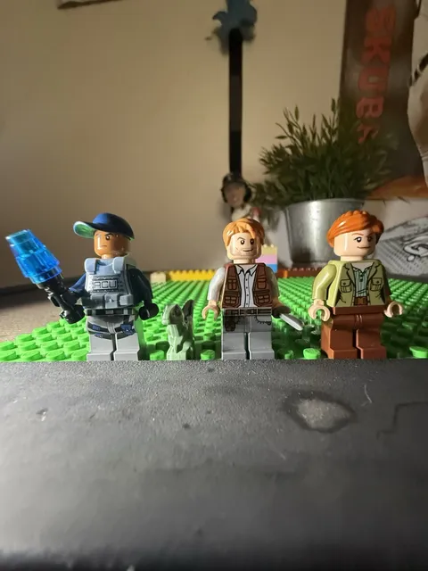 LEGO Minifigure Jurassic park lot  of 3 w/ Small Green dinosaur