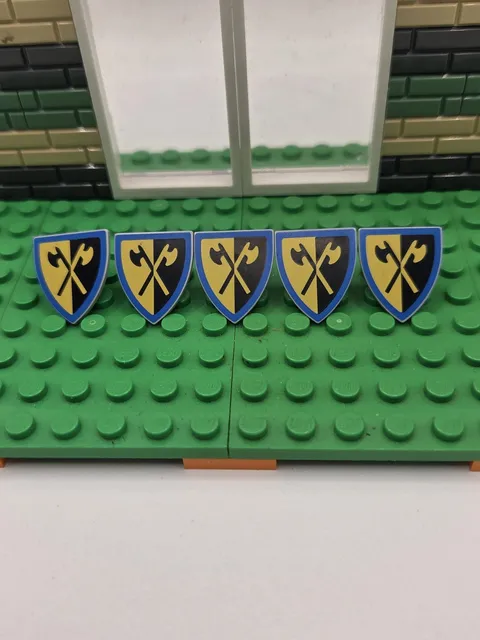 5 Lego New Light Bluish Gray Minifigure Shield Triangular w/Crossed Halberds 