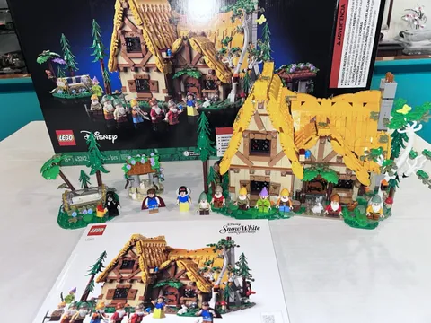 Lego 43242 Snow White’s Cottage (complete)