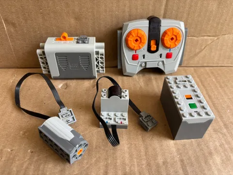 Genuine Lego POWER FUNCTIONS Lot (5) Receiver Battery Boxes Motor Remote Control