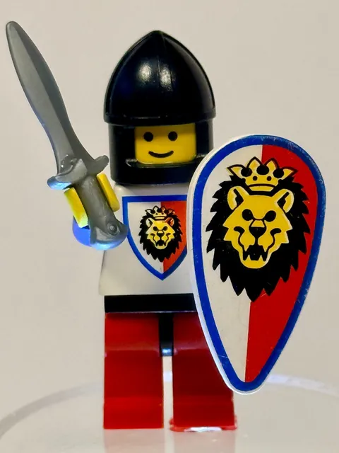 LEGO® CASTLE Royal Knights Knight 1 (cas061) w/Large Sheild (Complete) EXCELLENT
