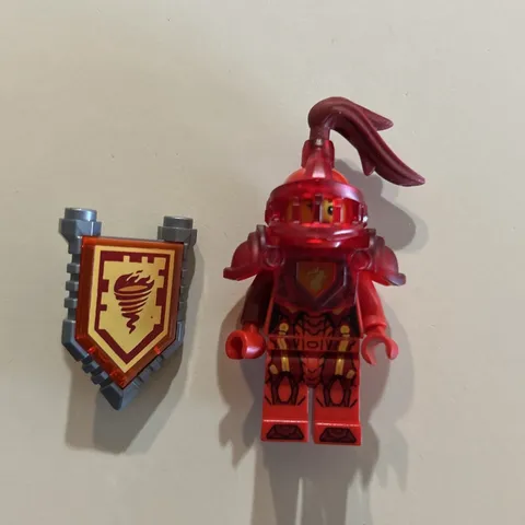 Lego Nexo Knights Minifigure Ultimate Macy Halbert with Helmet Plume - 70331