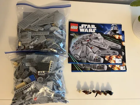 LEGO Star Wars Millennium Falcon 7965 Complete with all Minifigures
