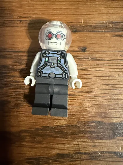 LEGO DC SUPER HERO MR. FREEZE MINIFIGURE WITH FREE SHIPPING