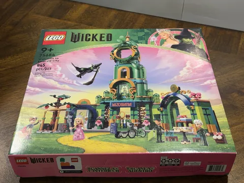new LEGO Wicked 75684 Welcome to Emerald City 945pcs Glinda Elphaba - Sealed Box