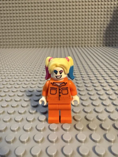 LEGO Batman Harley Quinn Prison Jumpsuit Minifigure sh0599 From Set 76138
