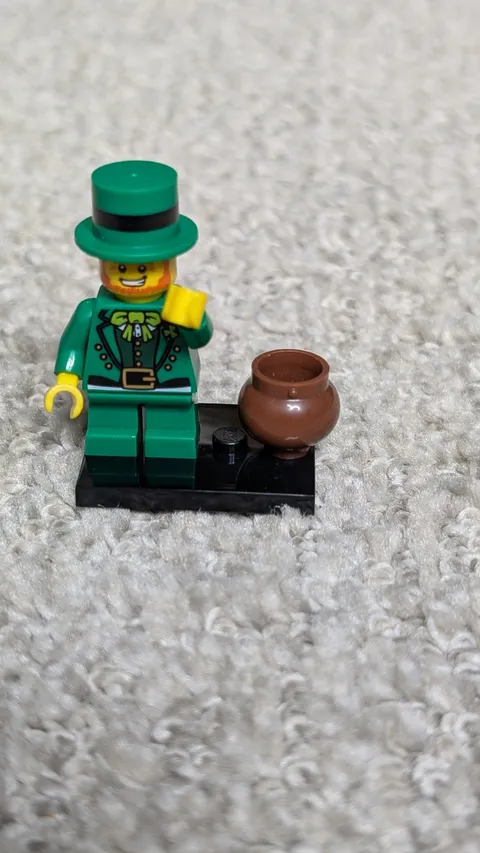 LEGO Series 6  Collectible Minifigures - CMF - 8827 - Leprechaun pot o' gold