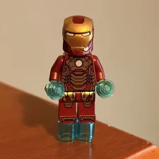 LEGO Marvel Iron Man Minifigure with Helmet & Trans-Light Blue Repulsors