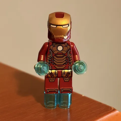 LEGO Marvel Iron Man Minifigure with Helmet & Trans-Light Blue Repulsors