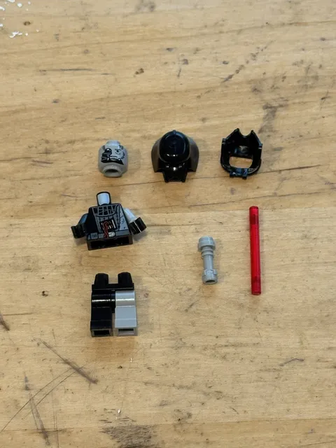 LEGO Star Wars sw0180 Darth Vader Battle Damaged Minifig 7672 852712 *AUTHENTIC*