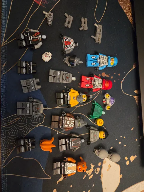 Lego Space Police Lot. Assorted Minifigures, some intact aliens and troopers.