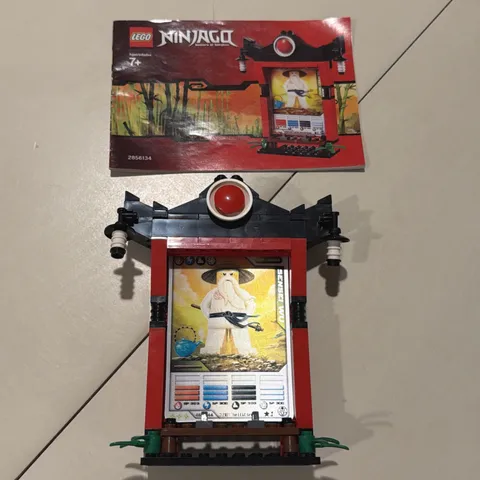 NICE!  LEGO Ninjago 2856134-1 Ninjago Card Shrine 100% Complete w/ Manual & Card