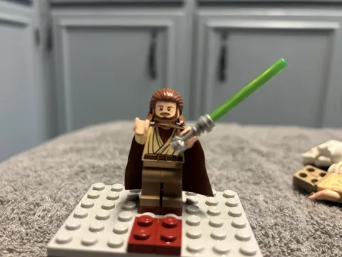 LEGO Star Wars Qui-Gon Jinn minifigure w/ Brown Cape and Green Lightsaber