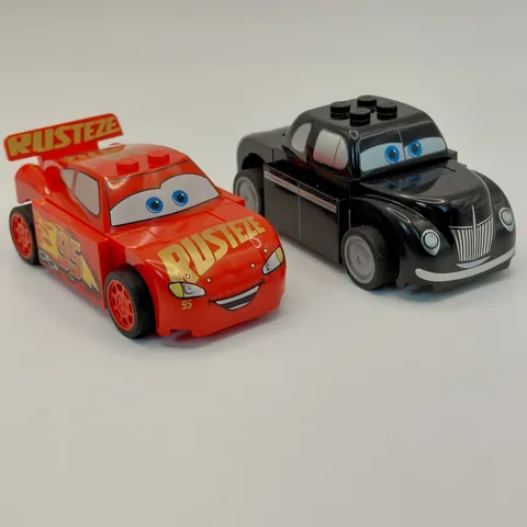 LEGO Juniors: Smokey's Garage (10743) Cars Lightning McQueen and Black Moon