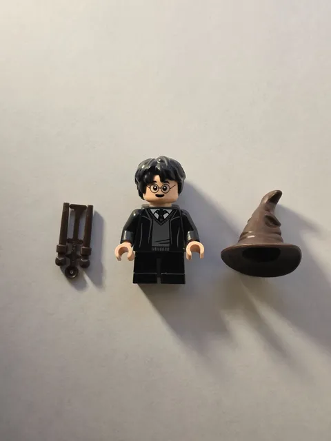 LEGO Harry Potter Minifigure Wands & Sorting Hat from Set 76460 Hat Ceremony L4