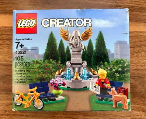 *NEW* LEGO 40221 Creator Fountain *RETIRED* *Creases*