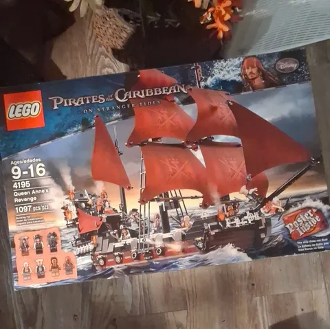 LEGO Pirates of the Caribbean 4195 Queen Anne's Revenge 1097 pcs Box (9-16)