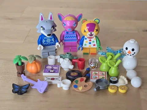 LEGO Animal Crossing 77057 Creative Houses: Seasons Minifigures And Accessories