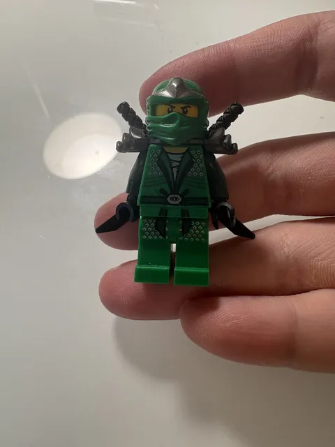  LEGO green ninja Ninjago Lloyd ZX Minifigure with 2 swords 