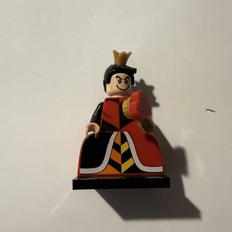 Lego Queen of Hearts Collectible Minifigure Disney 100 CMF Complete