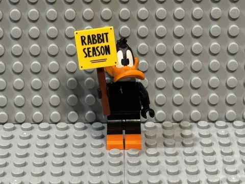 LEGO Looney Tunes Daffy Duck Collectible Minifigure 71030 Brand New Retired