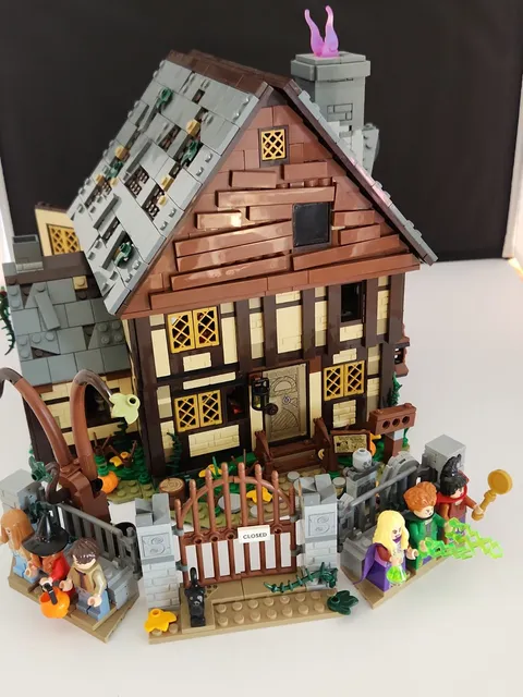 LEGO Ideas Disney Hocus Pocus Sanderson Sisters' Cottage 21341 Preassembled