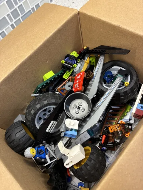 LEGO Bulk Lot all themes Minifigures Parts Pieces FREE figs in desc