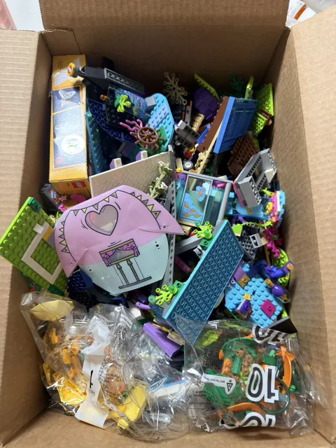 Over 9.5lbs of Mixed LEGO Parts & Pieces From Various Sets - No Minifigures