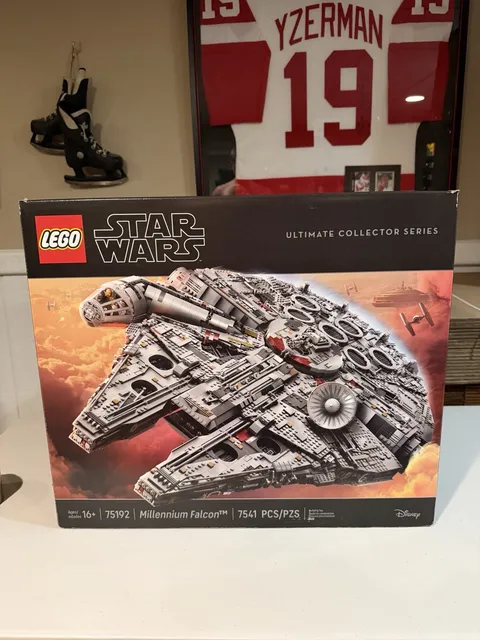 LEGO Star Wars UCS Millennium Falcon 75192 7541pcs Set 16+ Retired