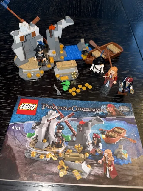 LEGO Pirates of the Caribbean Set 4181 Isla De Muerta 100% Complete w/Manual.