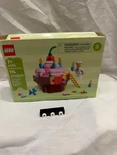 Brand new LEGO set 40905 Birthday Cake  ** BOX DAMAGE**