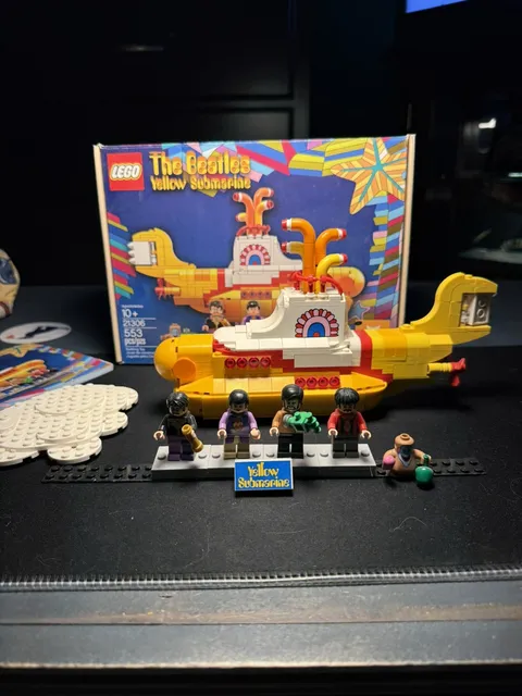 LEGO Ideas: The Beatles Yellow Submarine (21306) COMPLETE W/ Box & Manual 