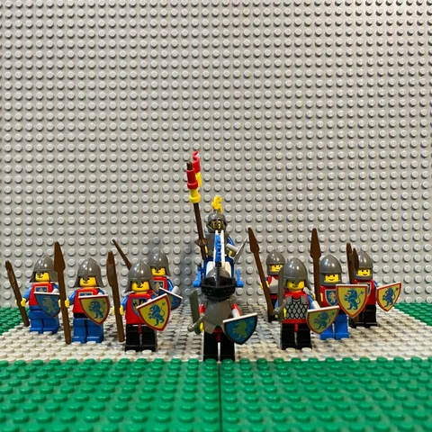 Rare Vintage LEGO Classic Castle Minifigures & Parts Bulk Lot (Lion Knights / Cr