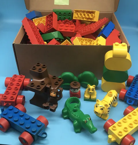 Lg. Lot of 137 Lego Animals & Bricks 2x2 2x4 2x6 2x8 Blue Red Yellow Green Brown