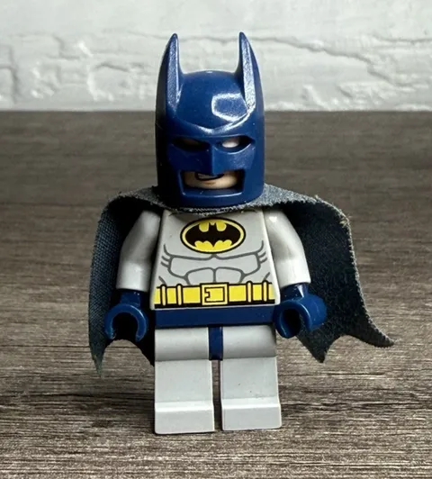 LEGO Batman Minifigure Gray/Blue 6860 6857 sh0025 DC Super Heroes 2012 Complete
