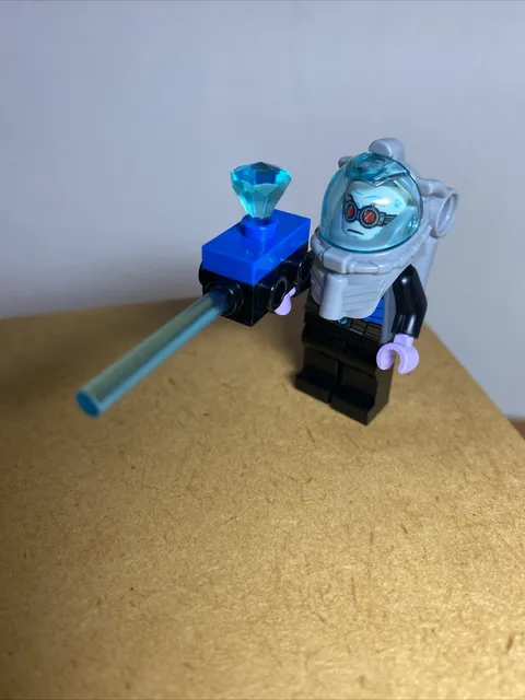Lego Mr. Freeze Minifigure Batman II  sh355  for Set 10737