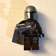 LEGO Star Wars The Mandalorian Minifigure with Cape & Blaster Accessory