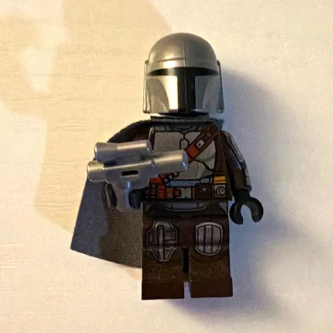 LEGO Star Wars The Mandalorian Minifigure with Cape & Blaster Accessory