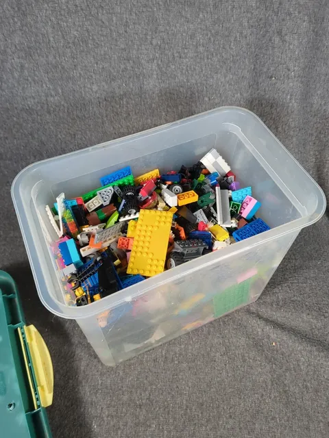 Lego mix lot 9 Lbs. - bricks, pieces, minifigs, Etc