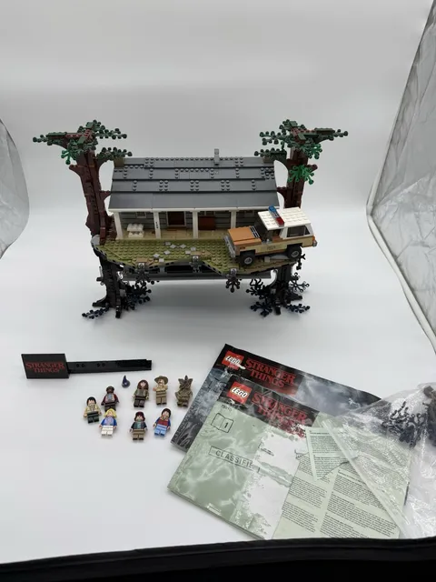 LEGO Stranger Things: The Upside Down (75810) READ