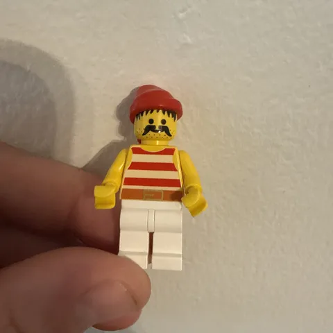 LEGO Pirates I Pirate Red / White Stripes Shirt Minifigure pi045