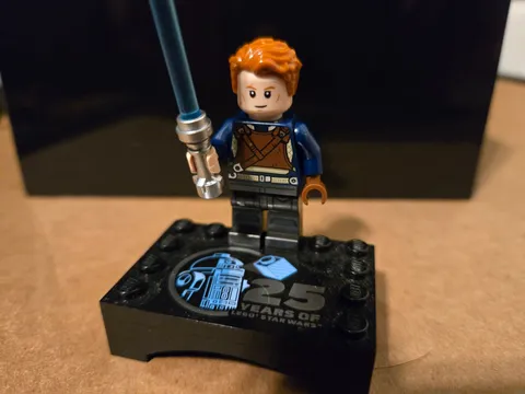 LEGO Cal Kestis minifigure with 25 anniversary stand, BRAND NEW